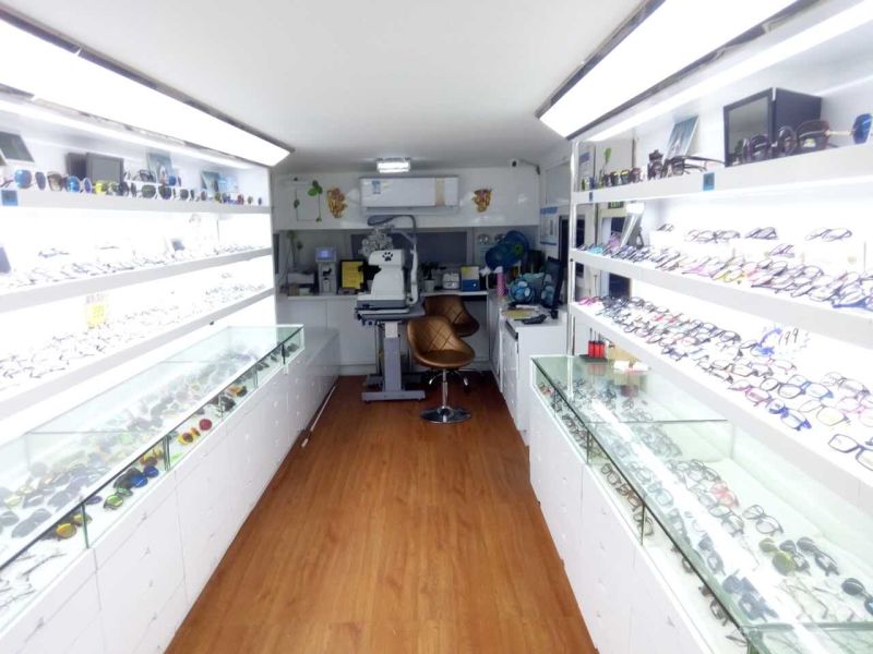 視力矯正相關(guān)服務(wù)與設(shè)備指南 移動(dòng)驗(yàn)光車、手術(shù)費(fèi)用及眼鏡銷售